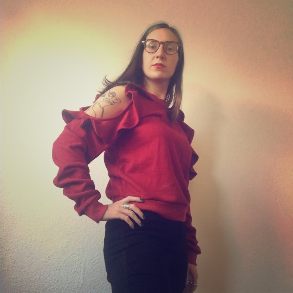 Style mafia sweatshirt w/ ruffle cutouts